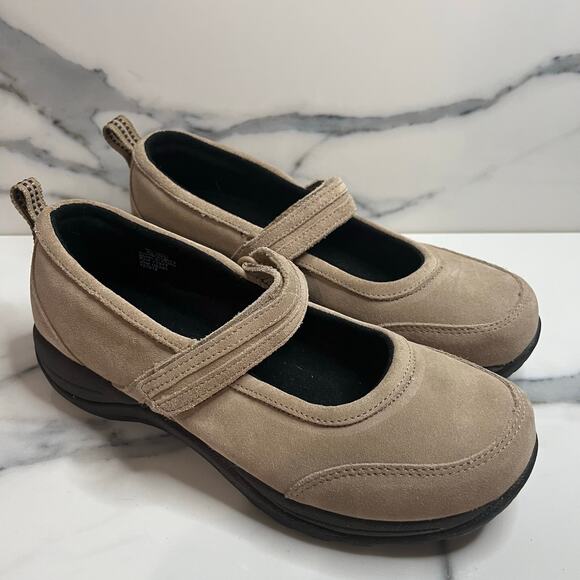 LL Bean Women's Tan Suede Hook Loop Mary Jane Shoes Sz 8.5 Wide Outdoors Hiking - Picture 1 of 7